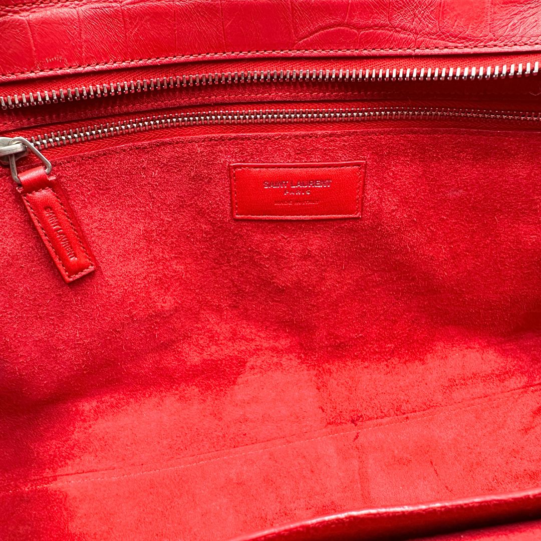 interno Borsa Saint Laurent in pelle cocco rossa con parti metalliche argentate: munita di doppi manici stondati e una tracolla amovibile e regolabile. Completa di dustbag, di lusso, originale, ottime condizioni.