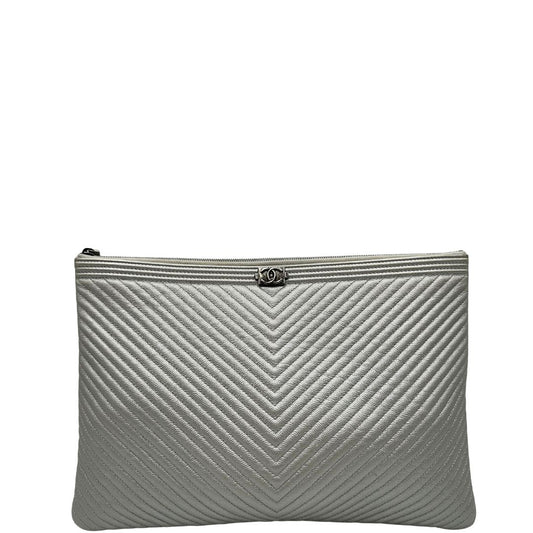 front Pochette in pelle matelassè argentata con parti metalliche tono su tono. Completa di corredo, di lusso, originale, ottime condizioni, usata.