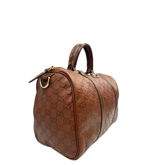 lato Borsa Gucci in pelle GG color cognac con parti metalliche dorate; munita di doppi manici stondati, da portare a mano. Completa di dustbag, di lusso, originale, ottime condizioni.