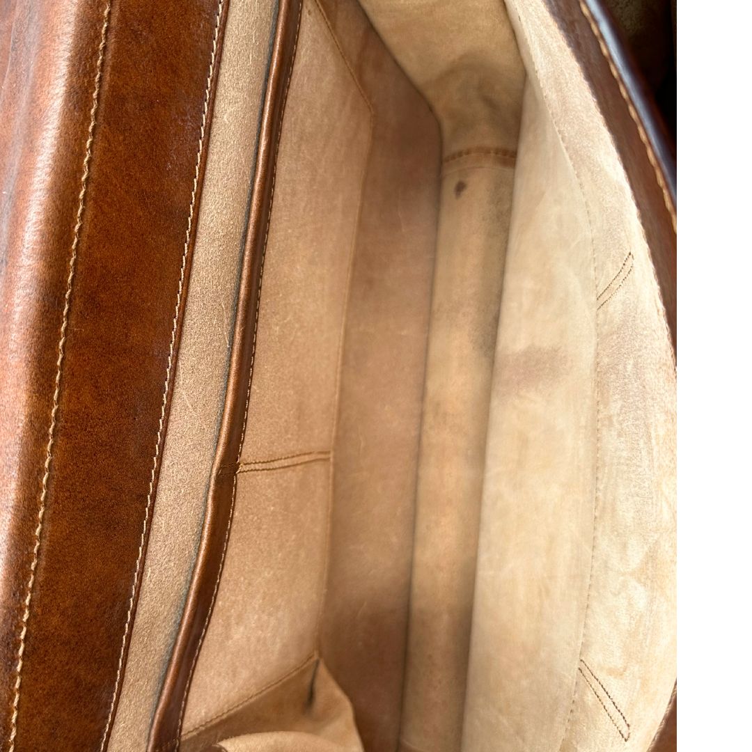 interno Cartella The Bridge in cuoio marrone con parti metalliche oro anticato; dotata di manico, una tracolla regolabile e amovibile e una clochette portachiavi, di lusso, originale, ottime condizioni, usata.