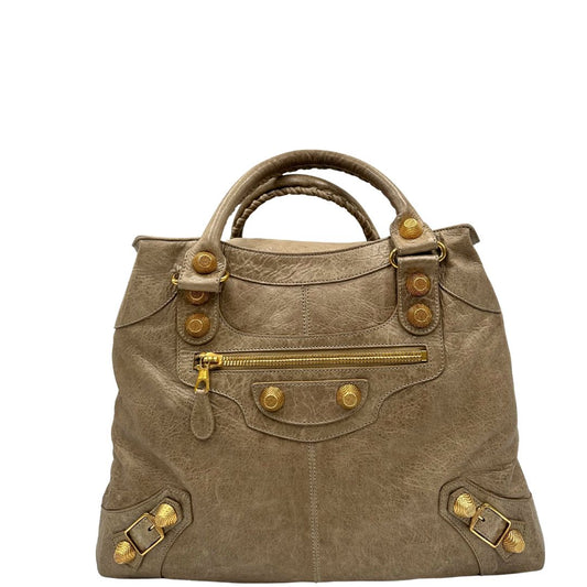 front Borsa Balenciaga in pelle beige con parti metalliche dorate; munita di doppi manici stondati e impreziosita da iconiche borchie, di lusso, ottime condizioni.