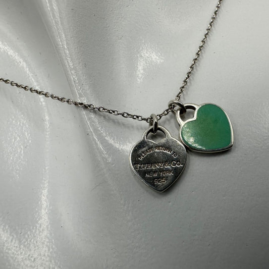 Collana Tiffany&Co. della collezione Return To Tiffany in argento 925 con doppio ciondolo cuore. Completa di scatola e sacchetto, di lusso, originale, ottime condizioni.