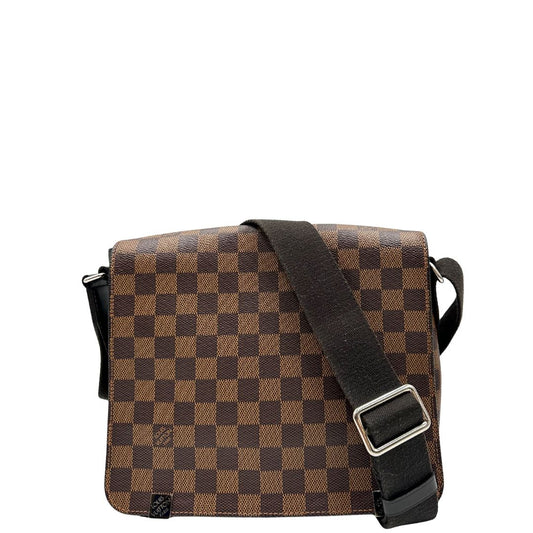 front Borsa Louis Vuitton in canvas Damier Ébène marrone con parti metalliche dorate e finiture in pelle testa di moro; munita di una tracolla in tessuto regolabile. Completa di scatola, di lusso, originale, usata.
