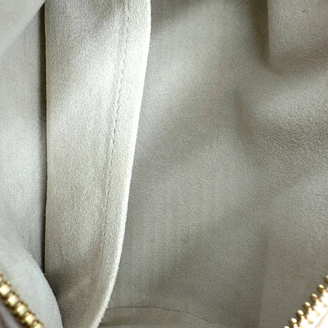 interno Borsa Louis Vuitton in pelle base avorio con monogram Empreinte Giant color pesca con parti metalliche dorate; munita di un accessorio portamonete amovibile, una tracolla in tessuto amovibile e regolabile e doppi manici stondati. Completa di scatola, di lusso, originale, eccellenti condizioni, usata.