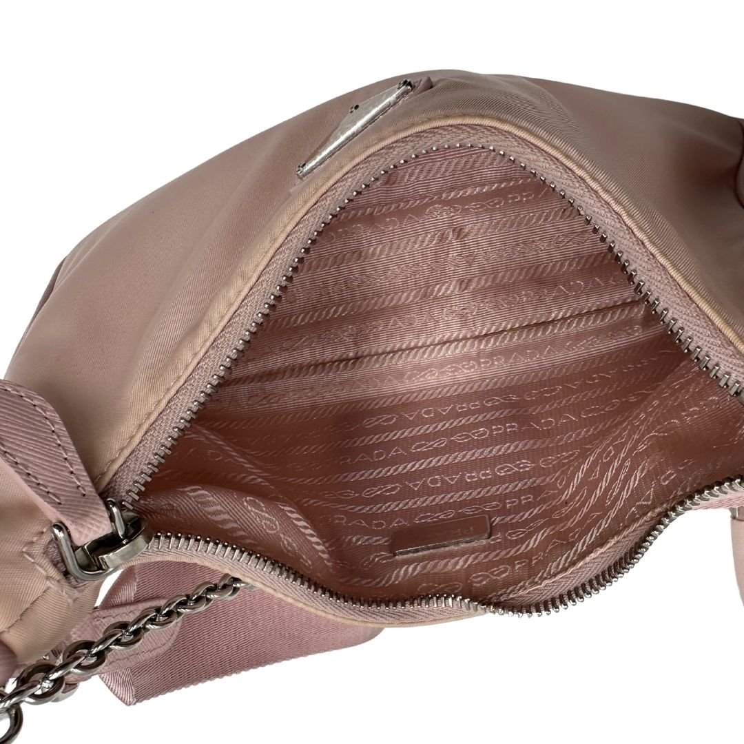interno Borsa Prada in nylon rosa con parti metalliche argentate e finiture in pelle tono su tono; munita di un mini pouch amovibile, un accessorio portachiavi, manico in catena e una tracolla in tessuto amovibile e regolabile, di lusso, originale, ottime condizioni.