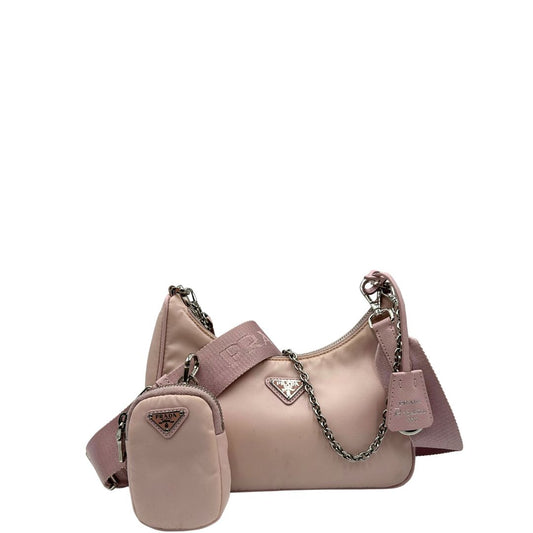 front Borsa Prada in nylon rosa con parti metalliche argentate e finiture in pelle tono su tono; munita di un mini pouch amovibile, un accessorio portachiavi, manico in catena e una tracolla in tessuto amovibile e regolabile, di lusso, originale, ottime condizioni.
