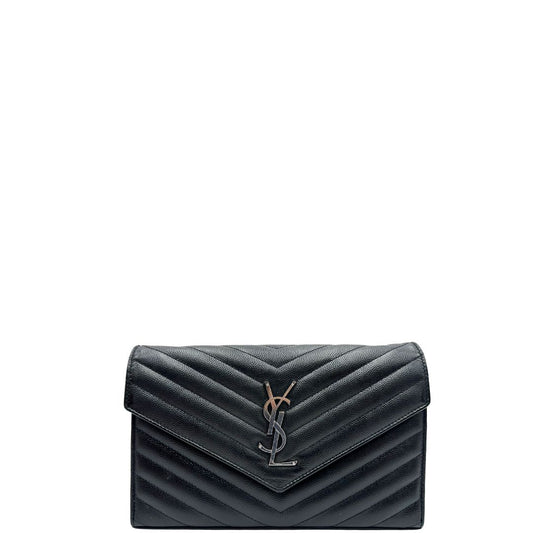 front Borsa Saint Laurent in pelle nera con parti metalliche argentate; impreziosita da logo Cassandre sul front e munita di una tracolla in catena. Full set, di lusso, originale, ottime condizioni.