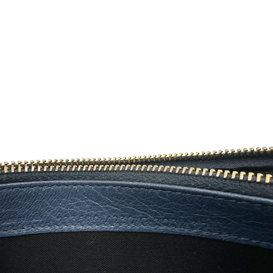 Codice di un Portafoglio Balenciaga in pelle crinkled blu polveroso con parti metalliche dorate. Completa di dustbag. Originale, usato, di lusso, in ottime condizioni.