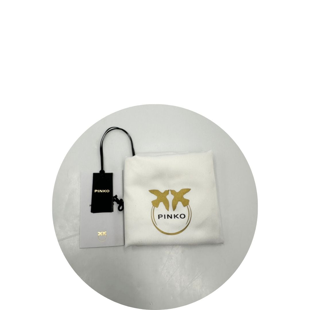 Dustbag e cartellino di una borsa Pinko in pelle trapuntata bianco latte con parti metalliche dorate; munita di una tracolla in catena scorrevole con spallaccio in pelle. Indossabile a spalla o a tracolla.