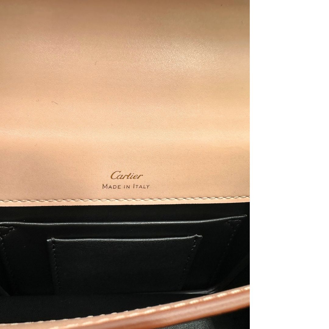 interno Borsa Cartier in pelle liscia rosa cipria con parti metalliche in oro chiaro; munita di una tracolla in pelle e impreziosita da doppie C sul front. Completa di dustbag, di lusso, originale, ottime condizioni.