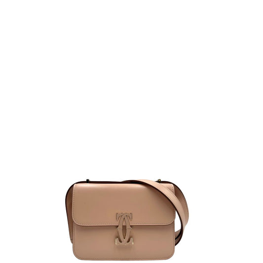 front Borsa Cartier in pelle liscia rosa cipria con parti metalliche in oro chiaro; munita di una tracolla in pelle e impreziosita da doppie C sul front. Completa di dustbag, di lusso, originale, ottime condizioni.