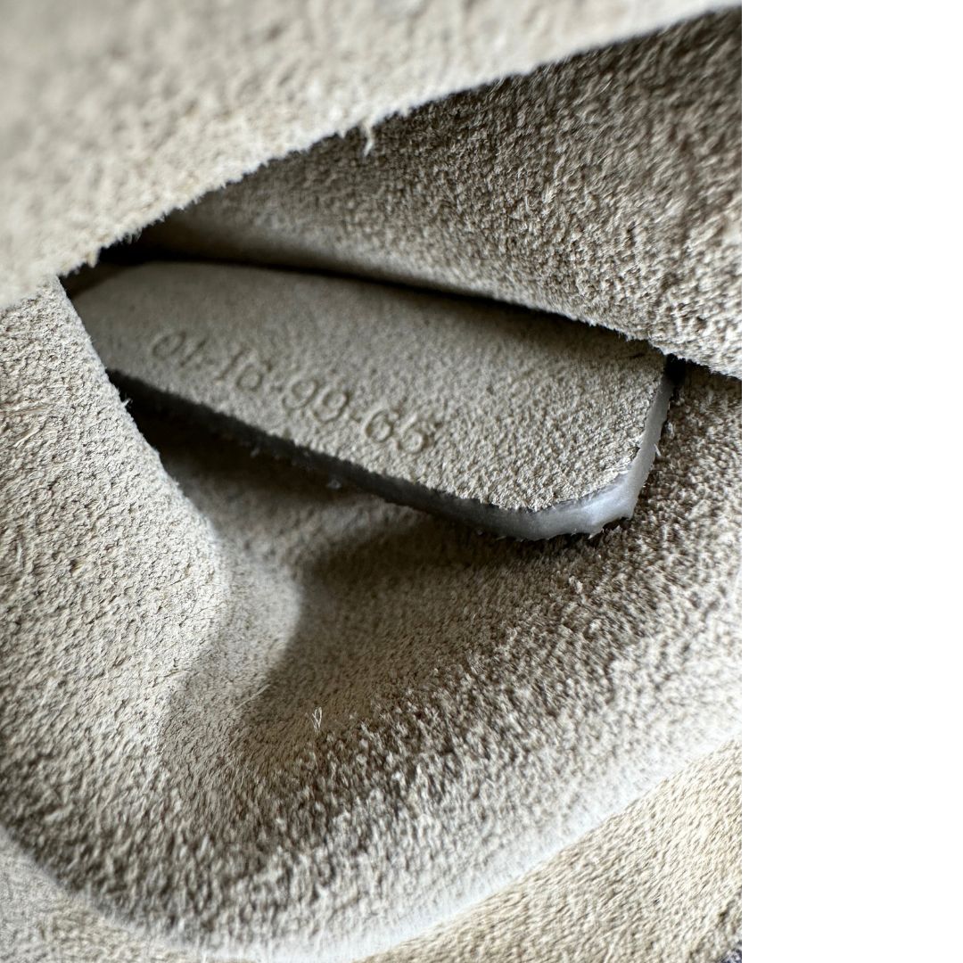 Codice di una Borsa Chloé Faye in pelle martellata nera con parti metalliche dorate, munita di una tracolla regolabile. Impreziosita di una chiusura principale con gancio con l'iconico anello sul davanti, collegato a una piccola catena a moschettone. Indossabile a tracolla .Originale, usata, di lusso, in ottime condizioni.