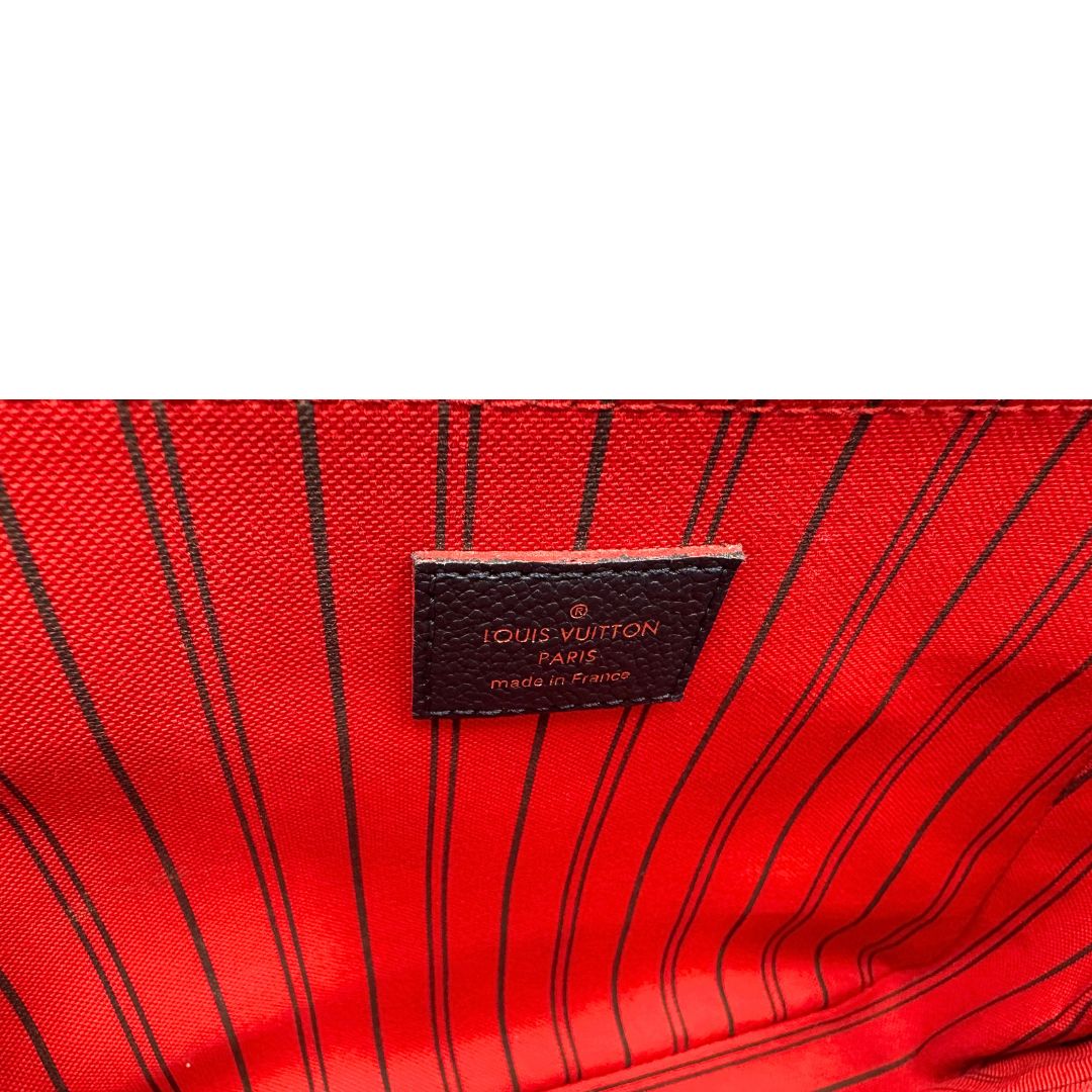 Interno di una Borsa Louis Vuitton Métis in pelle monogram empreinte blu notte con parti metalliche dorate. Munita di un manico e tracolla regolabile con fibbia, e amovibile. Completa di corredo. Originale, usata, di lusso, in ottime condizioni.