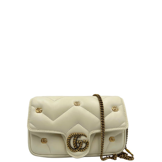 Front di una Borsa Gucci GG Marmont in pelle matelassé color bianco latte, caratterizzata dalla classica trapuntatura a chevron e dagli iconici dettagli GG in metallo dorato anticato. Dotata di tracolla a catena amovibile. Presente un pouch portamonete con zip rimovibile. Completa di dustbag. Originale, usata, di lusso, in condizioni eccellenti.