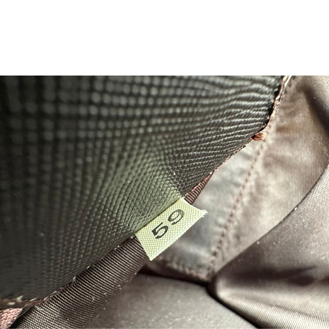 interno Borsa Prada in nylon marrone scuro con parti metalliche argentate , munita di doppi manici in tessuto, indossabile a spalla.