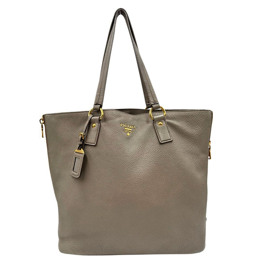 front Borsa Prada in pelle grigia martellata con parti metalliche dorate; munita di cerniere laterali e doppi manici, indossabile a spalla, di lusso, originale, ottime condizioni, usata.