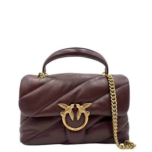 Front di una Borsa Pinko in pelle nera trapuntata color borgogna con parti metalliche dorate; munita di una tracolla in catena scorrevole e spallaccio in pelle. Completa di dustbag e cartellino. Originale, usata, di lusso, ottime condizioni.