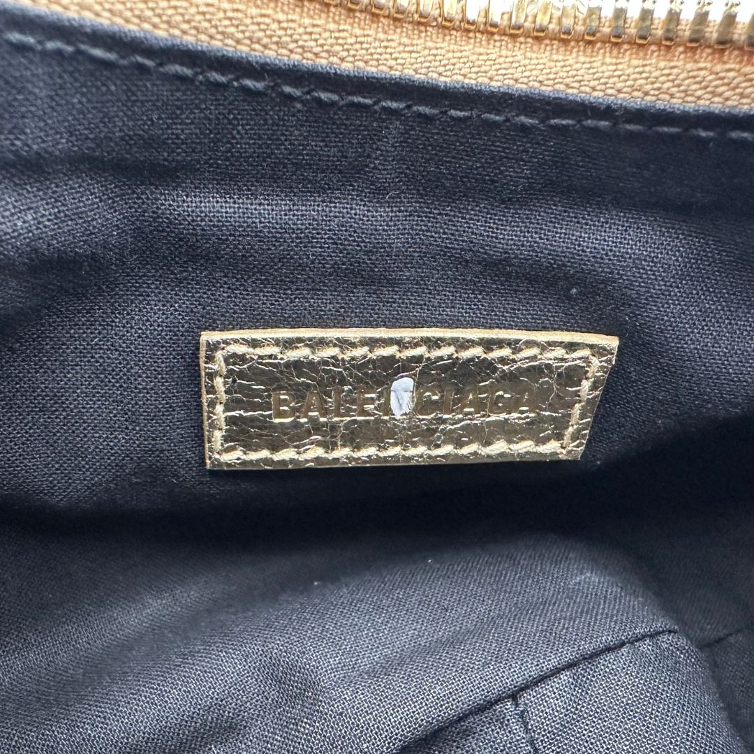 Borsa Balenciaga in pelle dorata con parti metalliche dorate, impreziosita da borchie con cristalli incastonati; munita di una tracolla regolabile. Completa di dustbag, di lusso, originale, ottime condizioni.