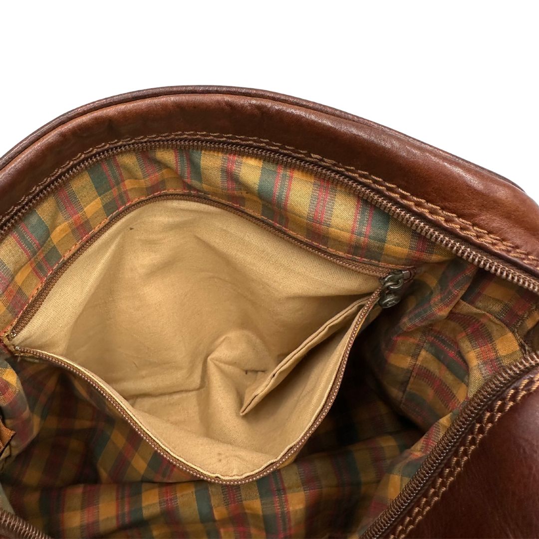 interno Borsa The Bridge in pelle marrone con parti metalliche dorate; munita di una tracolla regolabile. Completa di dustbag, di lusso, originale, ottime condizioni.