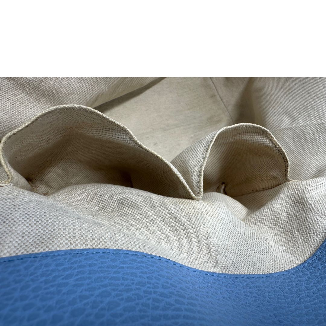 Borsa Gucci in pelle martellata color Blu fiordaliso con incisioni dorate munita di due manici e tag porta adress. Indossabile a spalla. Completa di cartellino. Originale, usata, di lusso, in ottime condizioni.