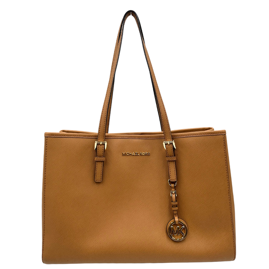 Front di una Borsa Michael Kors in pelle saffiano color cammello con parti metalliche dorate, munita di doppi manici. Indossabile a spalla. Originale, usato, di lusso, in condizioni eccellenti.