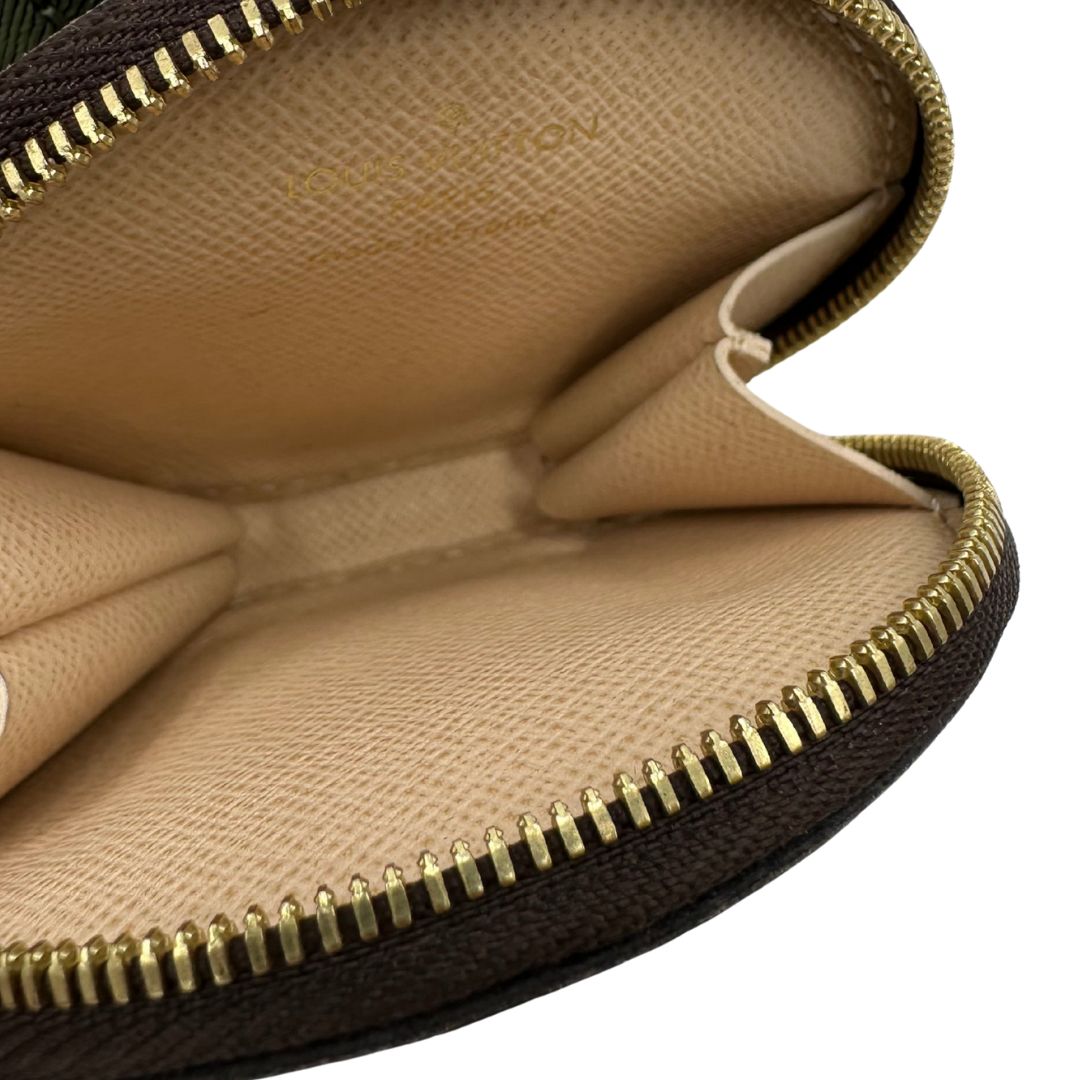 INTERNO Multi Pochette Accessoires Louis Vuitton in canvas marrone monogram con dettagli in vacchetta naturale, manico in catena dorata e tracolla in tessuto Jacquard verde kaki. Dotata del classico mini portamonete rotondo, rimovibile. Full set, di lusso, originale, ottime condizioni