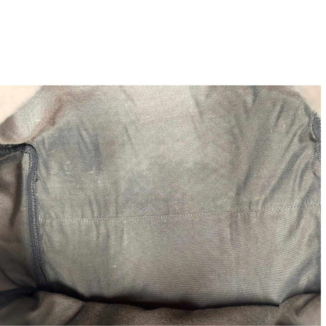 Interno di una Borsa Gucci in pelle color rosso GG con parti metalliche dorate; munita di doppi manici stondati , da portare a mano. Completa di dustbag. Originale, usata, di lusso, in ottime condizioni.