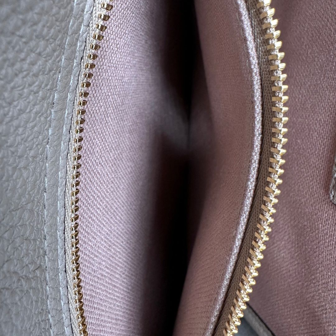 interno Borsa Gucci in pelle martellata beige con parti metalliche oro chiaro; munita di doppi manici stondati e una tracolla regolabile. Completa di dustbag, di lusso, originale, eccellenti condizioni, usata.
