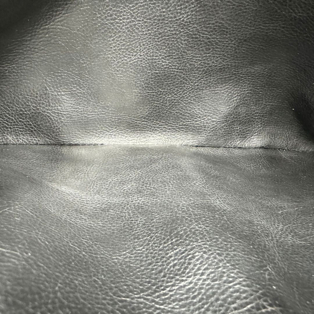 interno Borsa Fendi in canvas nero trama Pequin con finiture marroni e parti metalliche dorate, di lusso, ottime condizioni, usata.