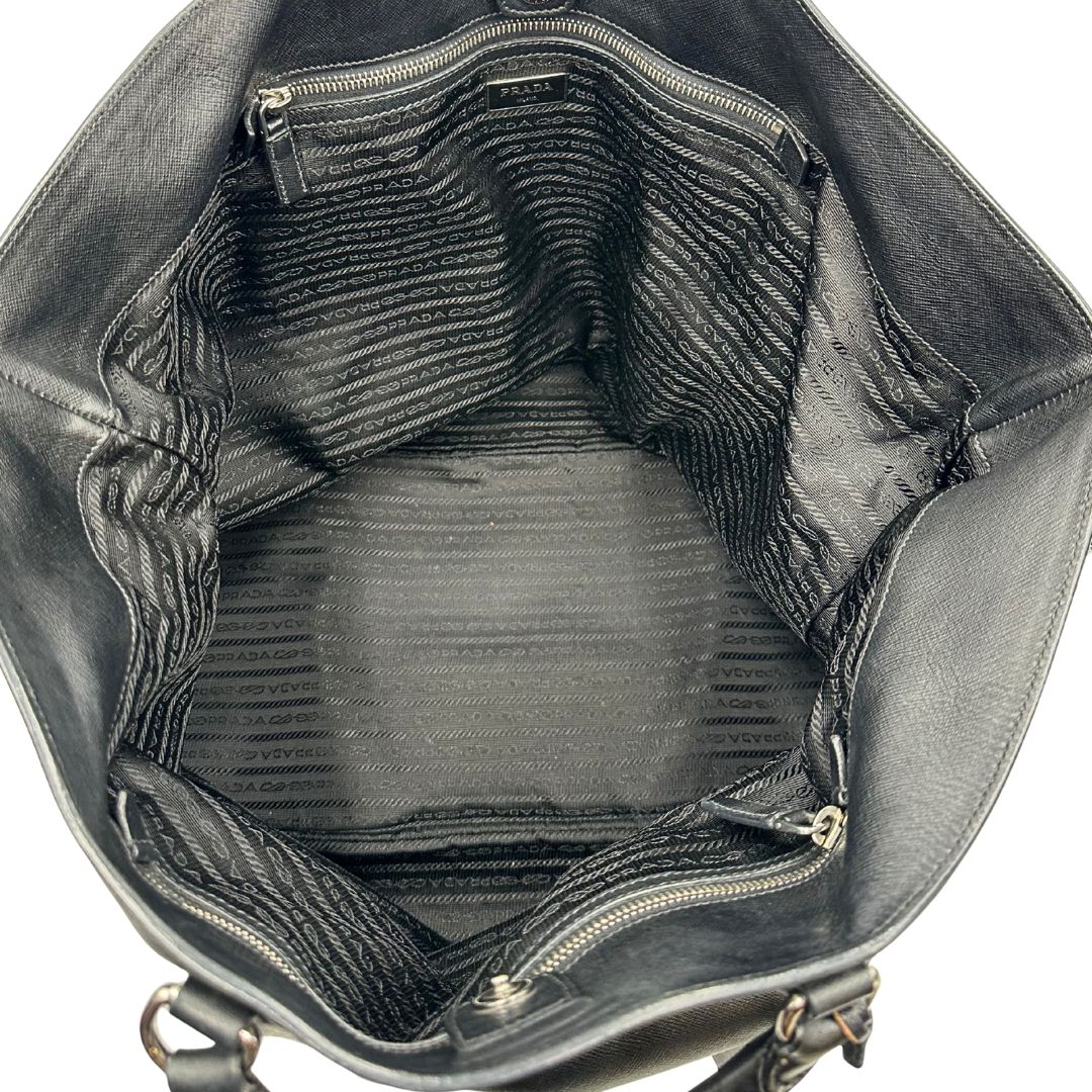 interno Borsa Prada in pelle saffiano nera con strisce verdi e bianche; munita di doppi manici e una tracolla amovibile e regolabile, di lusso, originale, ottime condizioni, usata.