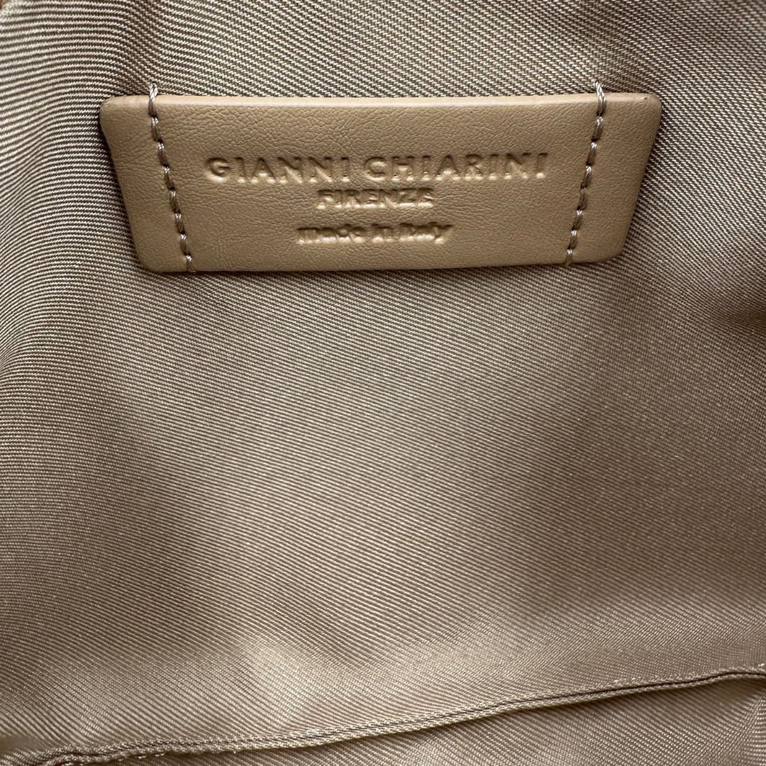 interno Borsa Gianni Chiarini in pelle martellata color verde menta; munita di una pochette amovibile, doppi manici e una tracolla. Completa di dustbag e cartellino, di lusso, usata, originale.