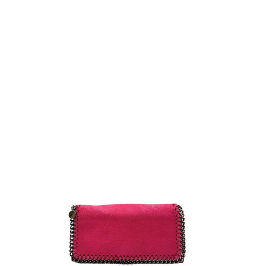 Front di un portafoglio Stella McCartney in tessuto vegano fucsia con parti metalliche argentate. Completo di scatola.