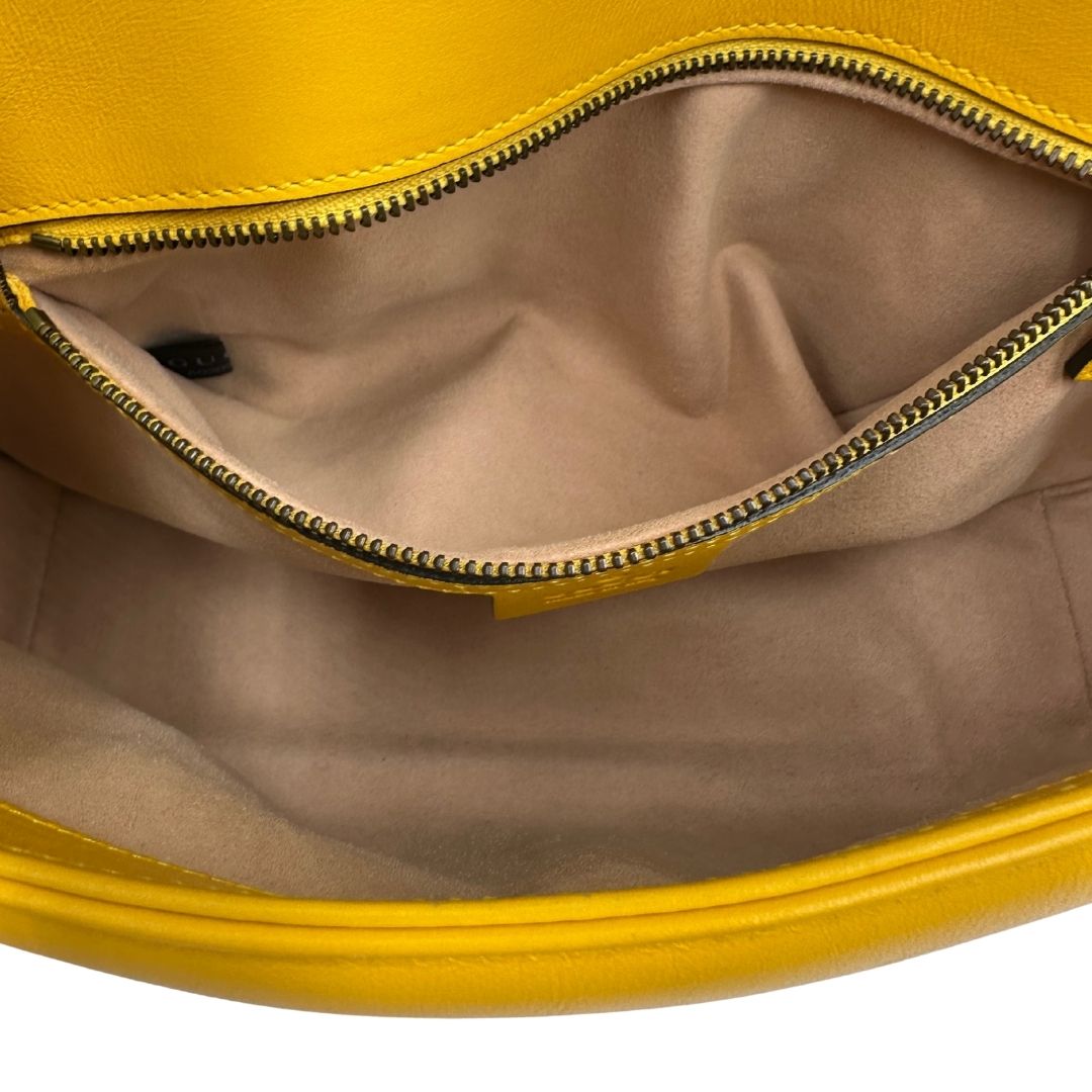 interno Borsa Gucci Marmont in pelle gialla con parti metalliche dorate; impreziosita da doppia G sul front e munita di una tracolla in catena scorrevole con spallaccio in pelle. Completa di dustbag, di lusso, originale, ottime condizioni.