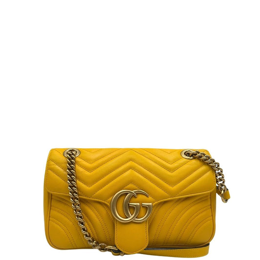 front Borsa Gucci Marmont in pelle gialla con parti metalliche dorate; impreziosita da doppia G sul front e munita di una tracolla in catena scorrevole con spallaccio in pelle. Completa di dustbag, di lusso, originale, ottime condizioni.