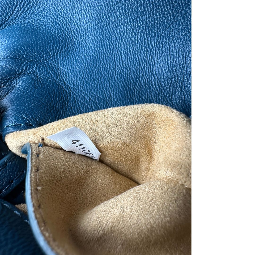 interno Borsa Pinko in pelle matelassè blu petrolio con parti metalliche dorate; munita di una tracolla in catena. Completa di dustbag, di lusso, originale, ottime condizioni, usata.