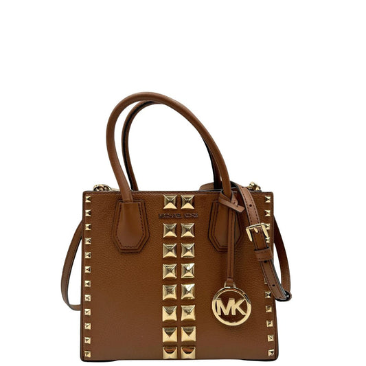 front Borsa Michael Kors in pelle color cammello con parti metalliche dorate; munita di doppi manici e una tracolla amovibile e regolabile, impreziosita da borchie piramidali, di lusso, originale, ottime condizioni.