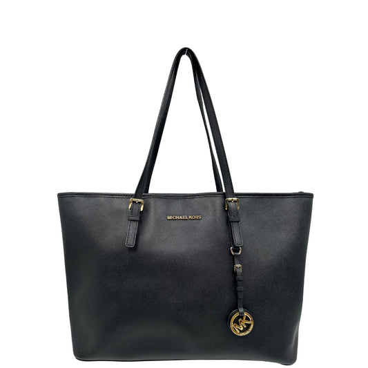 front Borsa Michael Kors in pelle nera con parti metalliche dorate; munita di doppi manici, indossabile a spalla, di lusso, originale, ottime condizioni, usato.