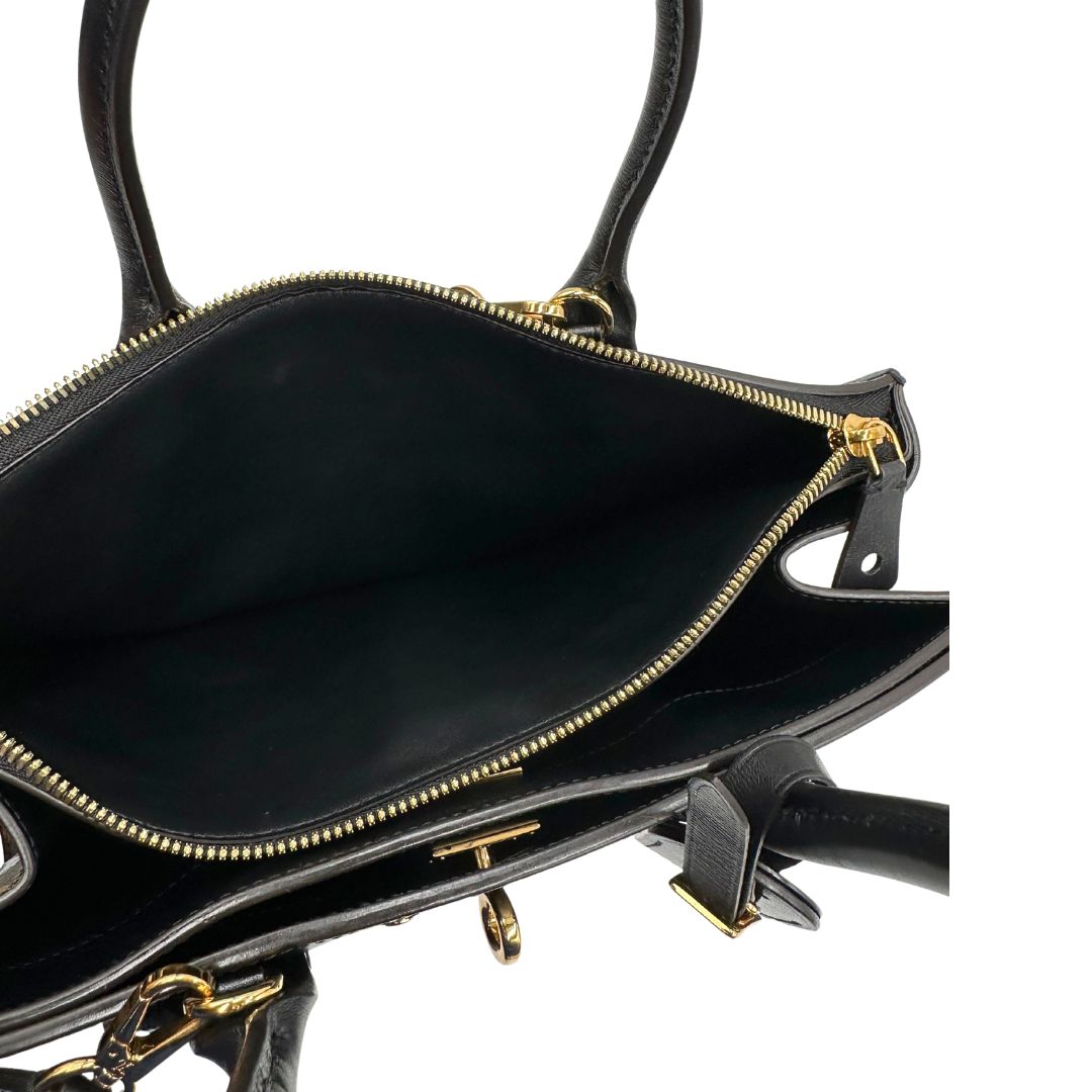 interno Borsa Louis Vuitton L.E. in canvas marrone monogram con finiture in pelle nera e parti metalliche dorate, impreziosita da motivo decorativo floreale verniciato nero e un porta address amovibile; munita di doppi manici stondati e una tracolla amovibile. Completa di dustbag, di lusso, originale, ottime condizioni.