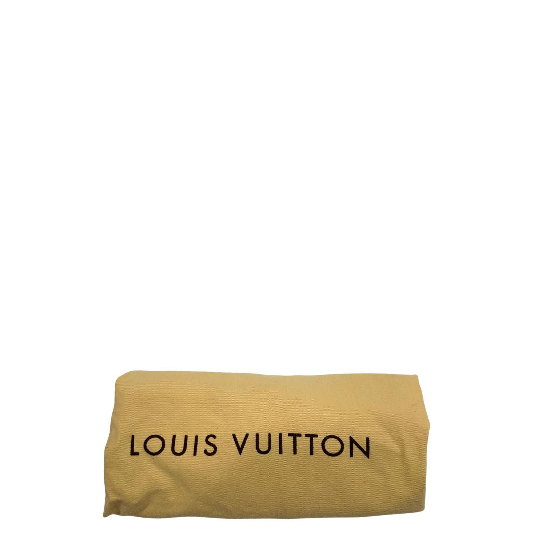 Dustbag di una borsa Louis Vuitton modello Kimono Tote, in canvas monogram e pelle rossa.
Struttura con pannelli incrociati e inserto frontale con elemento metallico a forma di V in finitura dorata. Manici superiori in pelle. Indossabile a spalla.