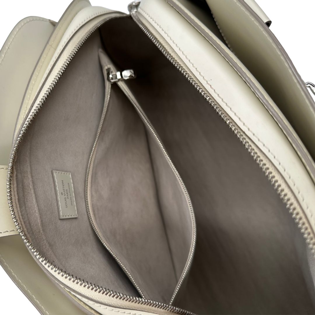 interno Borsa Louis Vuitton in pelle epi bianco gesso con parti metalliche argentate; munita di doppi manici stondati, da portare a mano. Completa di lucchetto e chiavi, di lusso, originale, ottime condizioni, usata.