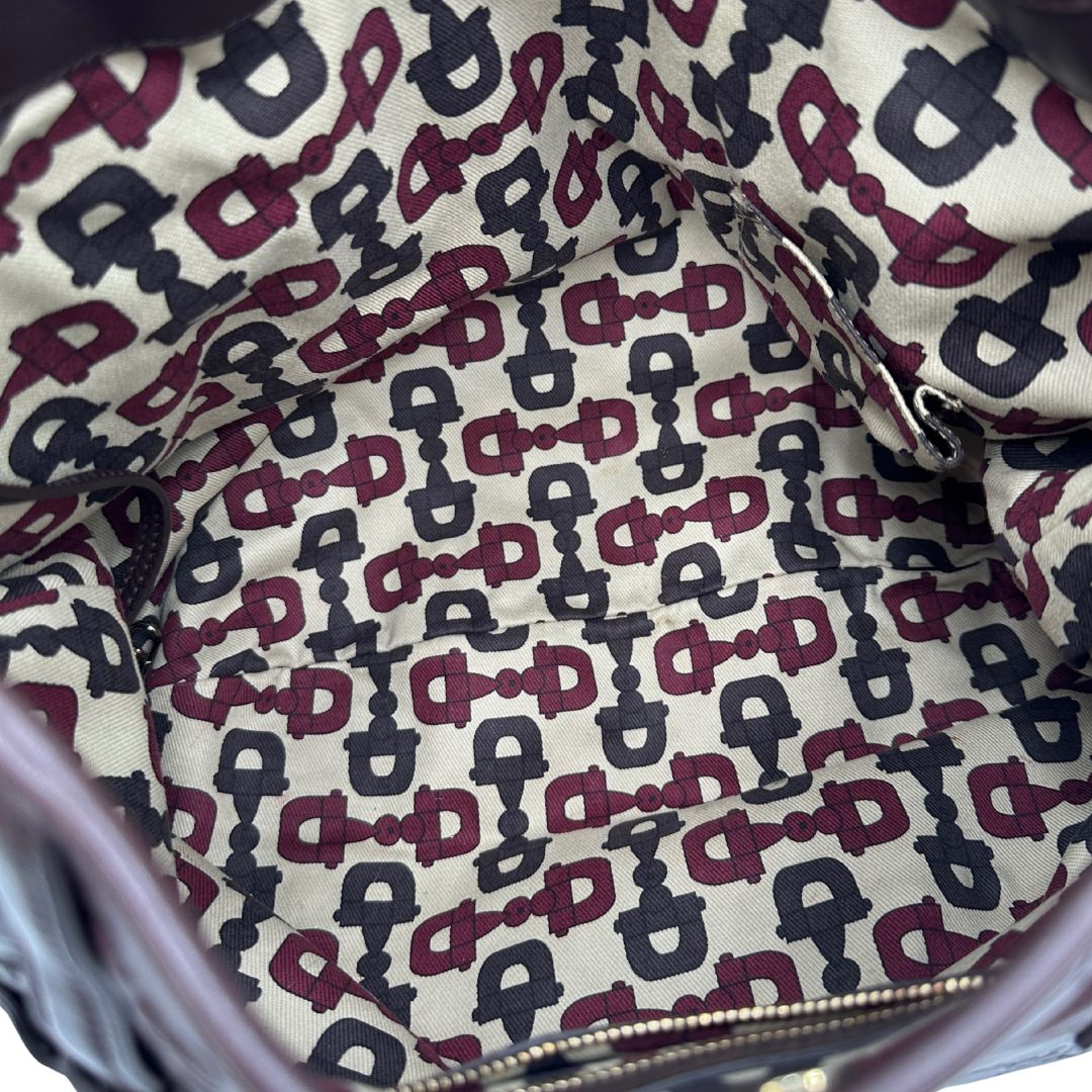 interno Borsa Gucci in pelle GG color vinaccia con parti metalliche dorate; munita di un manico singolo e impreziosita da dettaglio Horsebit sul front. Completa di dustbag, di lusso, originale, ottime condizioni.