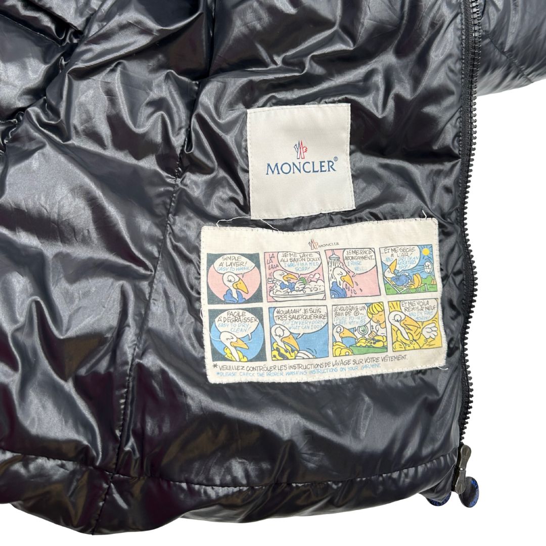 Piumino Moncler in 100 % poliammide nero munito di cappuccio, di lusso, originale, ottime condizioni, usato.