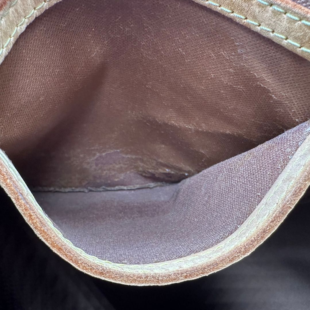 interno Borsa Louis Vuitton in canvas marrone monogram con finiture in vacchetta naturale e parti metalliche dorate; munita di doppi manici stondati. Completa di dustbag, lucchetto e chiavi, di lusso, originale, ottime condizioni.