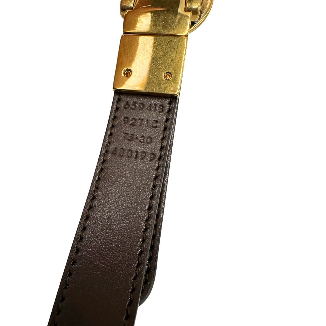 Cintura Gucci reversibile in canvas beige GG e marrone con parti metalliche dorate, di lusso, ottime condizioni, usata.