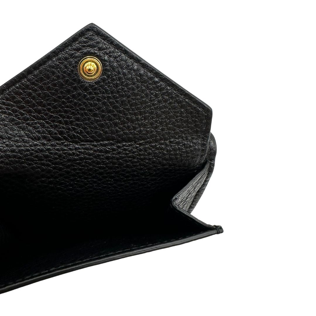 interno Portafoglio Prada in pelle martellata nera con parti metalliche dorate. Completa di scatola, di lusso, ottime , usata.