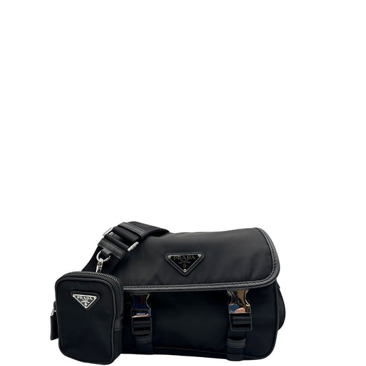 front Borsa Prada in nylon nero con finiture in pelle saffiano tono su tono e parti metalliche argentate; munita di una tracolla regolabile in tessuto e un pouch rimovibile. Completa di scatola, di lusso, originale, ottime condizioni.