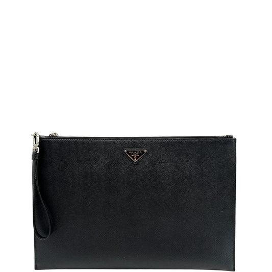 front Pochette Prada in pelle saffiano nera con parti metalliche argentate; munita di un polsino, da portare a mano, di lusso, originale, eccellenti condizioni.