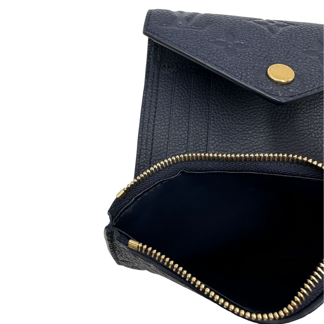 interno Portafoglio Louis Vuitton in pelle blu monogram Empreinte con parti metalliche dorate. Completo di scatola, di lusso, originale, ottime condizioni.