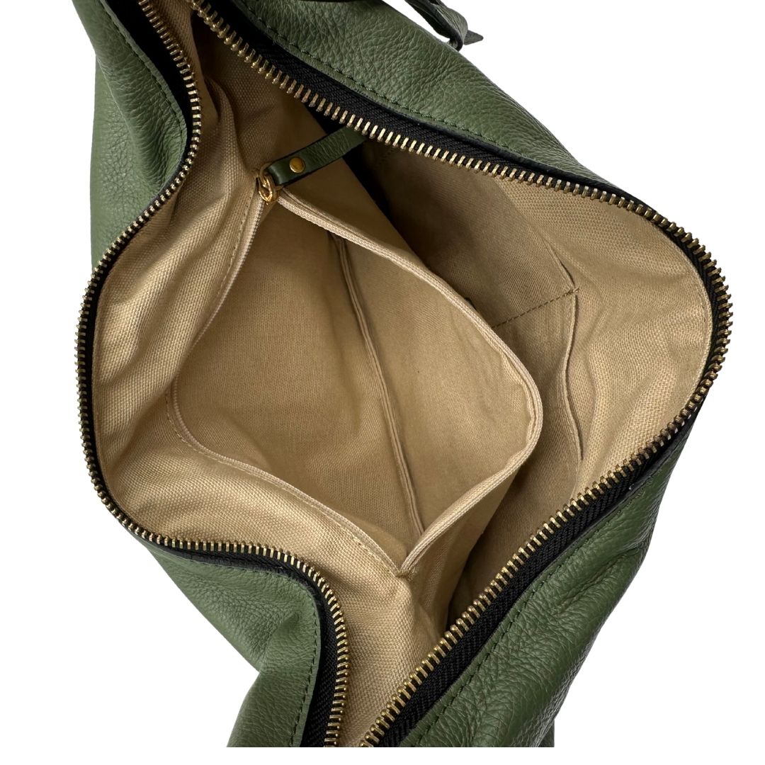 interno Borsa Coccinelle in pelle martellata verde oliva con parti metalliche dorate; munita di un manico singolo leggermente regolabile. Completa di dustbag, di lusso, originale, ottime condizioni, usata.
