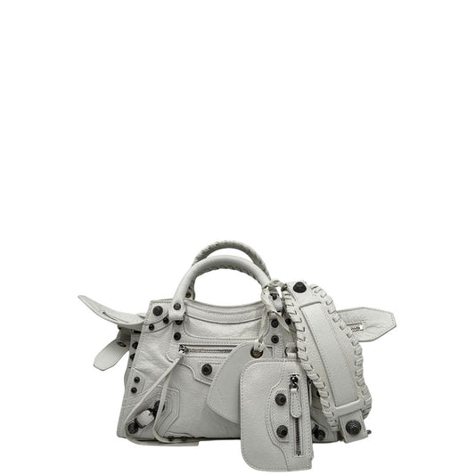 front Borsa Balenciaga in pelle crinkled bianca con parti metalliche argentate; munita di doppi manici stondati e una tracolla regolabile. Completa di dustbag, di lusso, originale, ottime condizioni.
